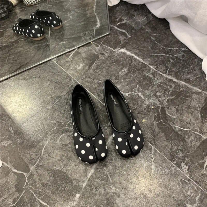 Comfortable Women’s Tabi Split Toe Ballet Flats Slip On Loafers Houndstooth and Solid Colors for Casual Daily Wear