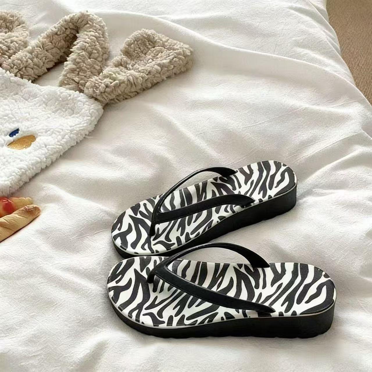 New Zebra Print Flip Flops for Women Ultra Light Memory Foam Sandals Non Slip Comfortable Beach Walking Shoes